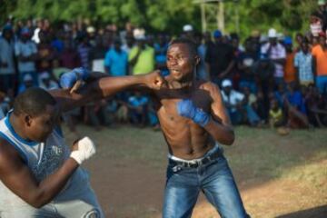 Estos combates tradicionales se conocen como  'Musangwe'. Este tipo de lucha se ha practicado desde hace más de un siglo en un campo abierto justo después de Navidad, cuando toda la tribu esta de vacaciones en la zona rural del norte de Sudáfrica. Hay tres niveles de combatientes. Los muchachos, llamados 'mambibi', anima a jugar lucha por sus padres. Luego están los combatientes adolescentes, el 'Rovhasize'. Pero son a los luchadores de alto nivel a los que todo el mundo viene a ver. No están permitidos los guantes y las peleas se terminan cuando uno de los 2 boxeadores cae.