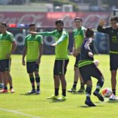 Aparecen 16 mexicanos en los futbolistas más importantes