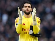 LONDON (United Kingdom), 22/02/2026.- Goalkeeper David Raya of Arsenal applauds supporters ahead of the English Premier League match between Tottenham Hotspur and Arsenal FC, in London, Britain, 22 February 2026. (Reino Unido, Londres) EFE/EPA/DAVID CLIFF EDITORIAL USE ONLY. No use with unauthorized audio, video, data, fixture lists, club/league logos, 'live' services or NFTs. Online in-match use limited to 120 images, no video emulation. No use in betting, games or single club/league/player publications.