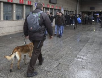 Dispositivo policial con perros en el exterior del estadio Vicente Calderón, en Madrid, antes del partido de la decimoquinta jornada de Liga de Primera División entre el Atlético de Madrid y el Villarreal.