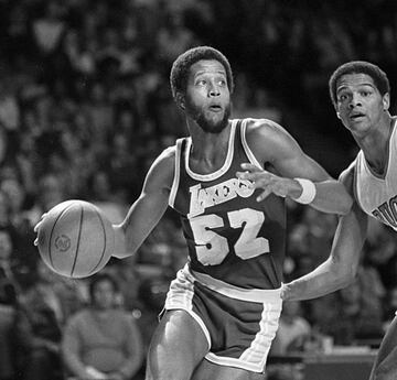 Campeón de la NBA en tres ocasiones (1980,1982,1985). Wilkes fue uno de los compañeros idóneos de 'Magic' en aquellos Lakers de los 80. Fue elegido novato del año en 1975. Previamente fue dos veces campeón del campeonato universitario con UCLA. Décimo máximo anotador de la historia de la franquicia (10,601).