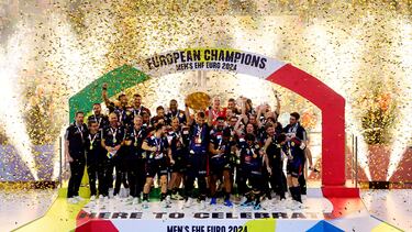 Handball - EHF 2024 Men's European Handball Championship - Final - France v Denmark - Lanxess-Arena, Cologne, Germany - January 28, 2024 France players celebrate with the trophy after winning the final REUTERS/Wolfgang Rattay TPX IMAGES OF THE DAY
