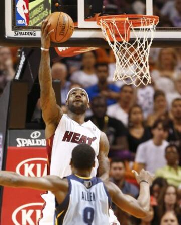 LeBron James ante Tony Allen.