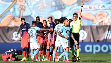 Momento en que Munuera Montero muestra la amarilla a Mallo.