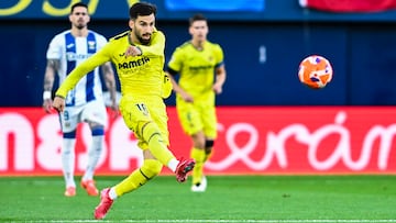 VILLARREAL (CASTELLÓN), 14/05/2025.- El centrocampista del Villarreal Álex Baena, durante el partido de la jornada 36 de LaLiga EA Sports que Villarreal CF y CD Leganés disputan este miércoles en el estadio de la Cerámica. EFE/Andreu Esteban