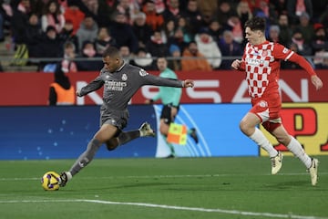 0-3. Luka Modric filtra un baln a la carrera del delantero francs, entra en el rea giron con la oposicin de Arnau Martnez y de un potente derechazo, cruzado y raso, supera a Paulo Gazzaniga.