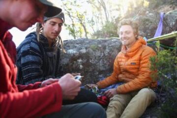 El slackline es un deporte extremo de equilibrio en el que se usa una cinta (normalmente elástica) que se engancha entre dos puntos fijos y se tensa. No se usa ninguna herramienta para ayudar a mantener el equilibrio. Se pueden realizar saltos, movimientos dinámicos, posturas de yoga incluso acrobacias. 