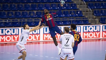 Dika Mem lanza durante un partido del Barcelona de Balonmano.