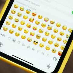 Adiós a los ‘emojis’ siempre al final: la RAE indica cuál es la forma adecuada para escribirlos en España cuando chateamos