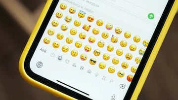 Adiós a los ‘emojis’ siempre al final: la RAE indica cuál es la forma adecuada para escribirlos en España cuando chateamos