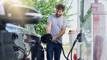 Adiós a echarse gasolina uno mismo en las estaciones de servicio: esto dice la ley