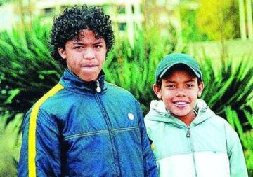 La conexión con su hermano Giovani es especial. Siempre han permanecido juntos y uno de sus vínculos principales es el fútbol