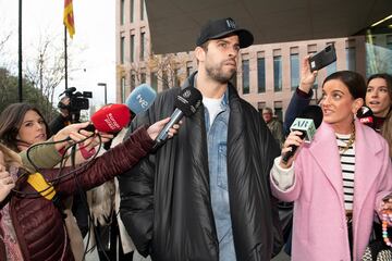 La cantante y el deportista han llegado al Juzgado de Primera Instancia y de Familia número 18 de Barcelona para llegar a un acuerdo por la custodia de sus hijos.