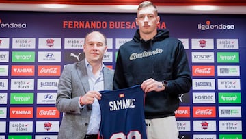 VITORIA, 31/12/2024.- El pívot croata procedente del Fenerbahce Luka Samanic, durante su presentación como nuevo jugador del Baskonia, en la que ha estado acompañado por el director deportivo, Félix Fernández. EFE/Adrián Ruiz de Hierro
