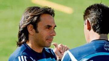 <b>EN LA PICOTA. </b>Valter di Salvo vuelve a estar en boca de todos por las lesiones. En la imagen, charla en un entrenamiento con Manolo Ruiz y Schuster.