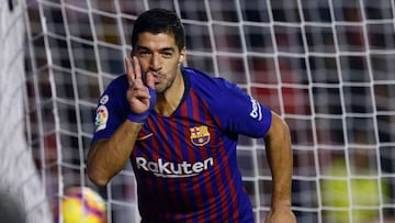 Luis Suárez celebrates the winning goal in Vallecas.