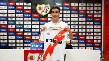 Iñigo Pérez posa con la camiseta del Rayo.