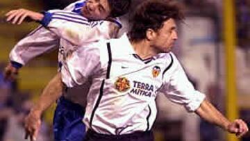 <b>GRAN DUELO</b>. Carboni pelea un balón con Víctor en un partido de la pasada temporada.