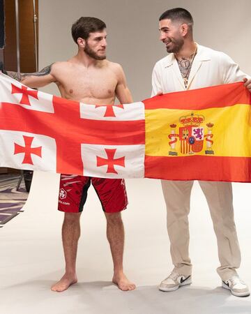 Los hermanos Topuria, con la bandera con la que celebran sus victorias. 