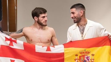 Aleksandre e Ilia Topuria, sujetando las banderas de Georgia y España.