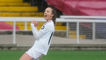 La delantera del Real Madrid Caroline Weir, celebra el segundo gol conseguido ante el FC Barcelona, tercero de su equipo, durante el partido de Liga Femenina disputado en el Estadi Olímpic Lluís Companys.