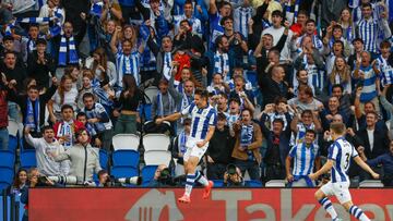 SAN SEBASTIÁN , 03/10/2024.- El centrocampista de la Real Sociedad Pablo Martín celebra el primer gol de su equipo durante el partido de Liga Europa entre la Real Sociedad y el Anderlecht, que se disputa este jueves en el estadio Reale Arena de San Sebastián. EFE/ Juan Herrero