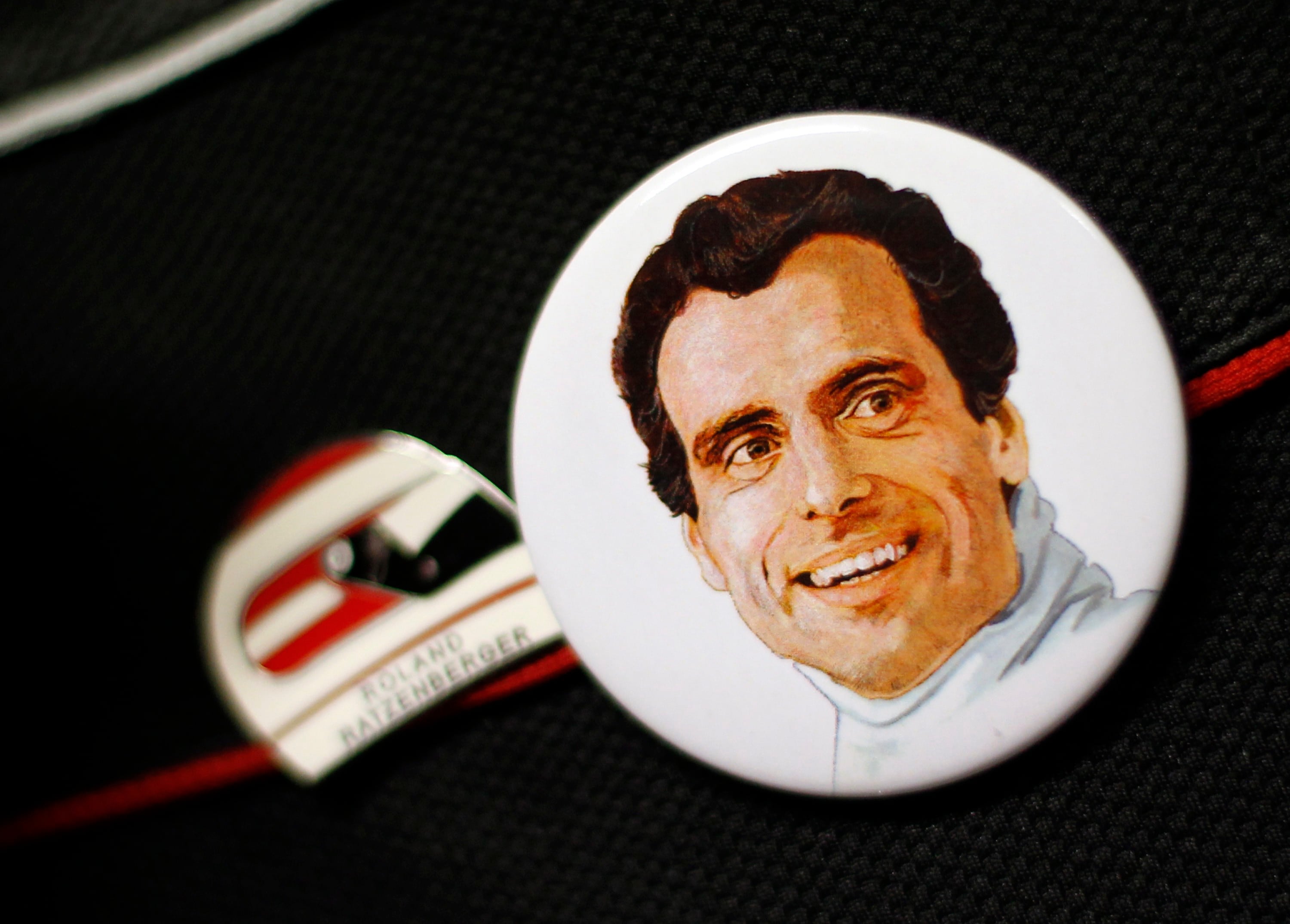 Chapa en homenaje a Roland Ratzenberger.