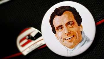 Chapa en homenaje a Roland Ratzenberger.