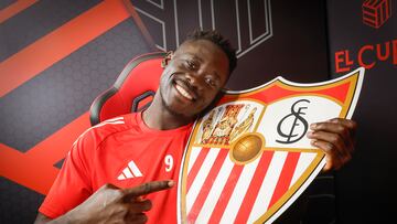 Akor Adams posa con el escudo del Sevilla.