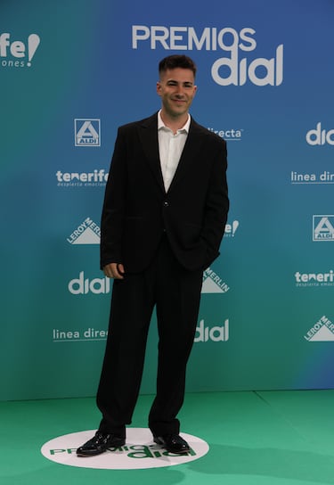 Guille Toledano, a su paso por la alfombra verde de los Premios Dial Tenerife 2026.
