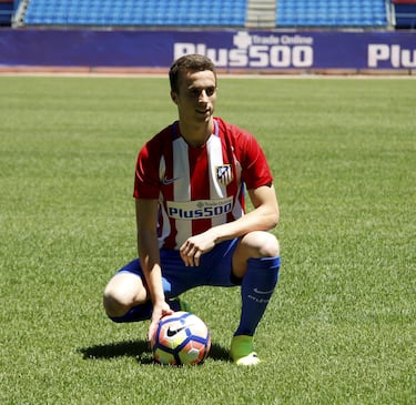 El portugués llegó al club como toda una joven promesa en el verano de 2016. Llevó a cabo la pretemporada con el Atlético pero salió cedido al Oporto, con un papel importante bajo el mando de Nuno. El propio técnico portugués pediría al Wolverhampton hacerse con sus servicios para intentar el ascenso. Los Wolves ejercieron la opción de compra por 14 millones y se quedaron con el portugués en propiedad. En la actualidad es clave para la plantilla del Liverpool. 