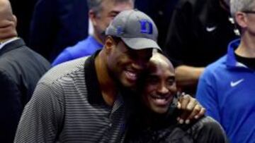 David Robinson y Kobe Bryant juntos durante el Duke-Oregón.