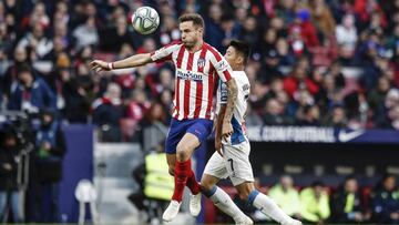 Saúl conduce el balón por delante de Wu Lei en el Atlético-Espanyol.