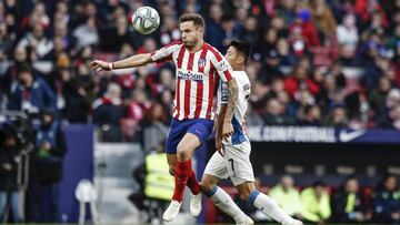 Sa&uacute;l conduce el bal&oacute;n por delante de Wu Lei en el Atl&eacute;tico-Espanyol.