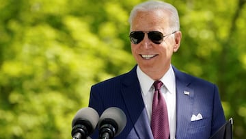 El presidente Joe Biden pronuncia comentarios sobre la respuesta de la administración a la enfermedad por coronavirus (COVID-19) frente a la Casa Blanca en Washington, EE. UU., 27 de abril de 2021.