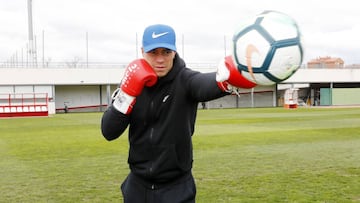 De Tomás posa para As con guantes de boxeo.