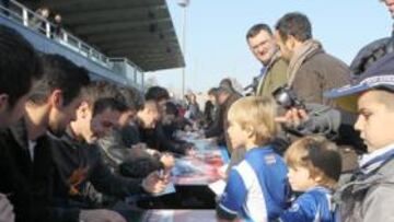 <b>UNA FIRMA, UNA ILUSIÓN. </b>Los jugadores pericos se lo pasaron ayer en grande con los niños y padres que se dieron cita en la Ciudad Deportiva en busca de un autógrafo.