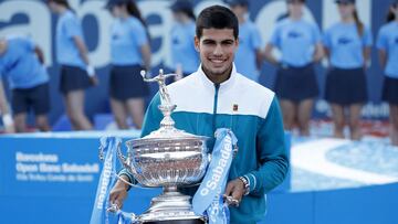 El tenista espa?ol Carlos Alcaraz posa con el trofeo de campe¨®n del Barcelona Open Banc Sabadell 2022.