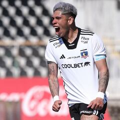 Captan a Carlos Palacios con una camiseta de fútbol y en Argentina arden las redes