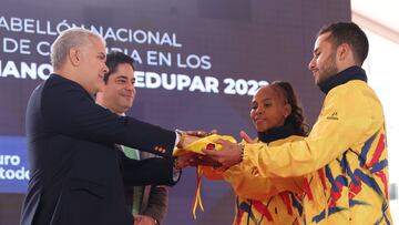 Iván Duque entrega el pabellón nacional a Carlos Ramírez e Ingrit Valencia