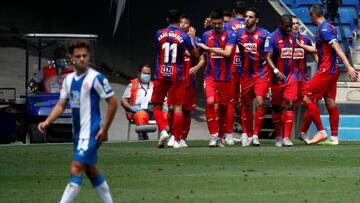 El Espanyol le echa no una mano sino dos al Eibar