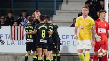 TALAVERA DE LA REINA (TOLEDO), 31/10/2023.- Los jugadores del Almería celebran su primer gol ante el Talavera, durante el partido de la primera eliminatoria de la Copa del Rey disputado este martes en el estadio de El Prado. EFE/Manu Reino
