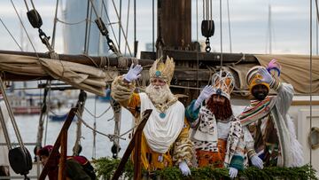 Los Reyes Magos saludan a los niños a su llegada al Portal de la Pau, a 5 de enero de 2024, en Barcelona, Catalunya (España). Los Reyes Magos han llegado a la ciudad de Barcelona por mar, a bordo del pailebote Santa Eulàlia, como es tradición. Han sido recibidos por el alcalde, que les ha hecho entrega de las llaves de la ciudad para que puedan repartir los regalos en las casas de todos los niños. Además, les ha ofrecido el pan y la sal como símbolo de hospitalidad y bienvenida.
05 ENERO 2024;BARCO;PAILEBOTE;REYES MAGOS;BARCO;REGALOS;NIÑOS;RECIBIMIENTO
Lorena Sopêna / Europa Press
05/01/2024