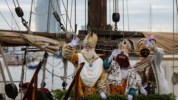 Los Reyes Magos saludan a los niños a su llegada al Portal de la Pau, a 5 de enero de 2024, en Barcelona, Catalunya (España). Los Reyes Magos han llegado a la ciudad de Barcelona por mar, a bordo del pailebote Santa Eulàlia, como es tradición. Han sido recibidos por el alcalde, que les ha hecho entrega de las llaves de la ciudad para que puedan repartir los regalos en las casas de todos los niños. Además, les ha ofrecido el pan y la sal como símbolo de hospitalidad y bienvenida.
05 ENERO 2024;BARCO;PAILEBOTE;REYES MAGOS;BARCO;REGALOS;NIÑOS;RECIBIMIENTO
Lorena Sopêna / Europa Press
05/01/2024