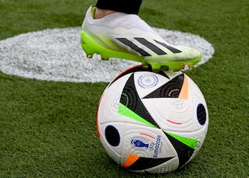 Berlin (Germany), 15/11/2023.- The official match ball of the UEFA Euro 2024 is presented during a special event in Berlin, Germany, 15 November 2023. Germany will host the UEFA Euro 2024 tournament from 14 June to 14 July 2024. (Alemania) EFE/EPA/FILIP SINGER