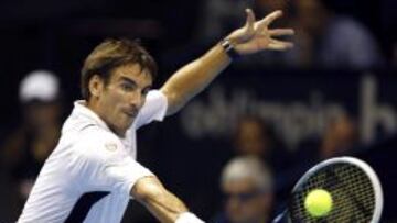 El tenista Tommy Robredo golpea la bola durante el partido de semifinal del Valencia Open 500 que ha disputado contra el francés Jeremy Chardy en la Ciudad de las Artes y las Ciencias.