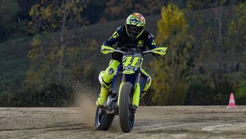 Valentino Rossi desafía a Petrucci y Dovizioso en una carrera de motocross.