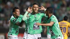 MEX4016. LEÓN (MÉXICO), 03/05/2023.- Fidel Ambriz (c) de León, celebra un gol anotado a Tigres, hoy durante un juego por las semifinales de la Liga de Campeones de la Concacaf 2022-2023 hoy, en el estadio León, en Guanajuato (México). EFE/Luis Ramírez
