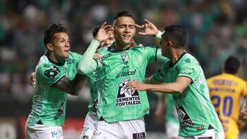 MEX4016. LEÓN (MÉXICO), 03/05/2023.- Fidel Ambriz (c) de León, celebra un gol anotado a Tigres, hoy durante un juego por las semifinales de la Liga de Campeones de la Concacaf 2022-2023 hoy, en el estadio León, en Guanajuato (México). EFE/Luis Ramírez
