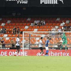 El Valencia zanja la polémica con una reunión con la grada joven